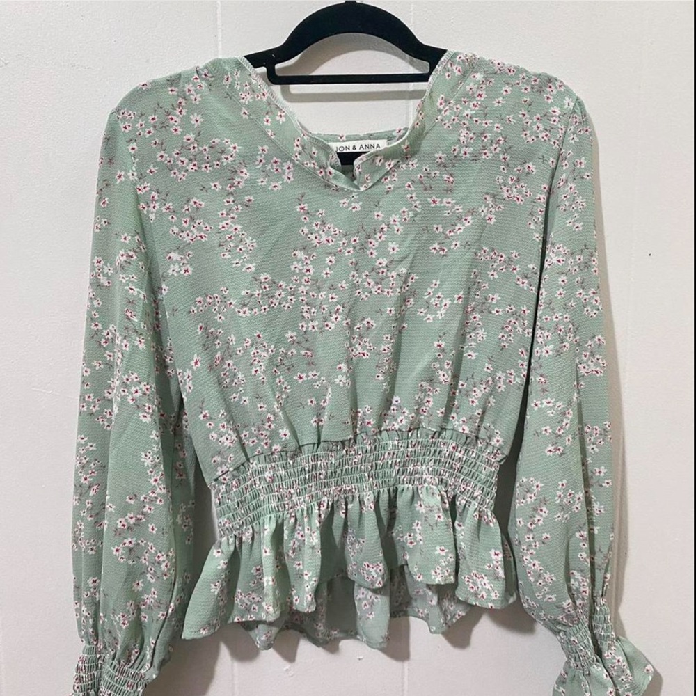 Pastel green blouse with ruffle ends and small flowers in large (fits like mediu